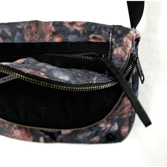 Lululemon Festival Crossbody Bag II 5L Frosted Rose Multi Black Full Zip - Picture 4 of 14
